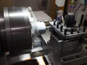 樹脂の削り出し加工とは?切削加工と成形加工の違いや選び方を解説
