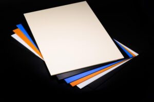 規格品では対応できない課題に｜フルフラット加工によるオーダーメイド精密樹脂板